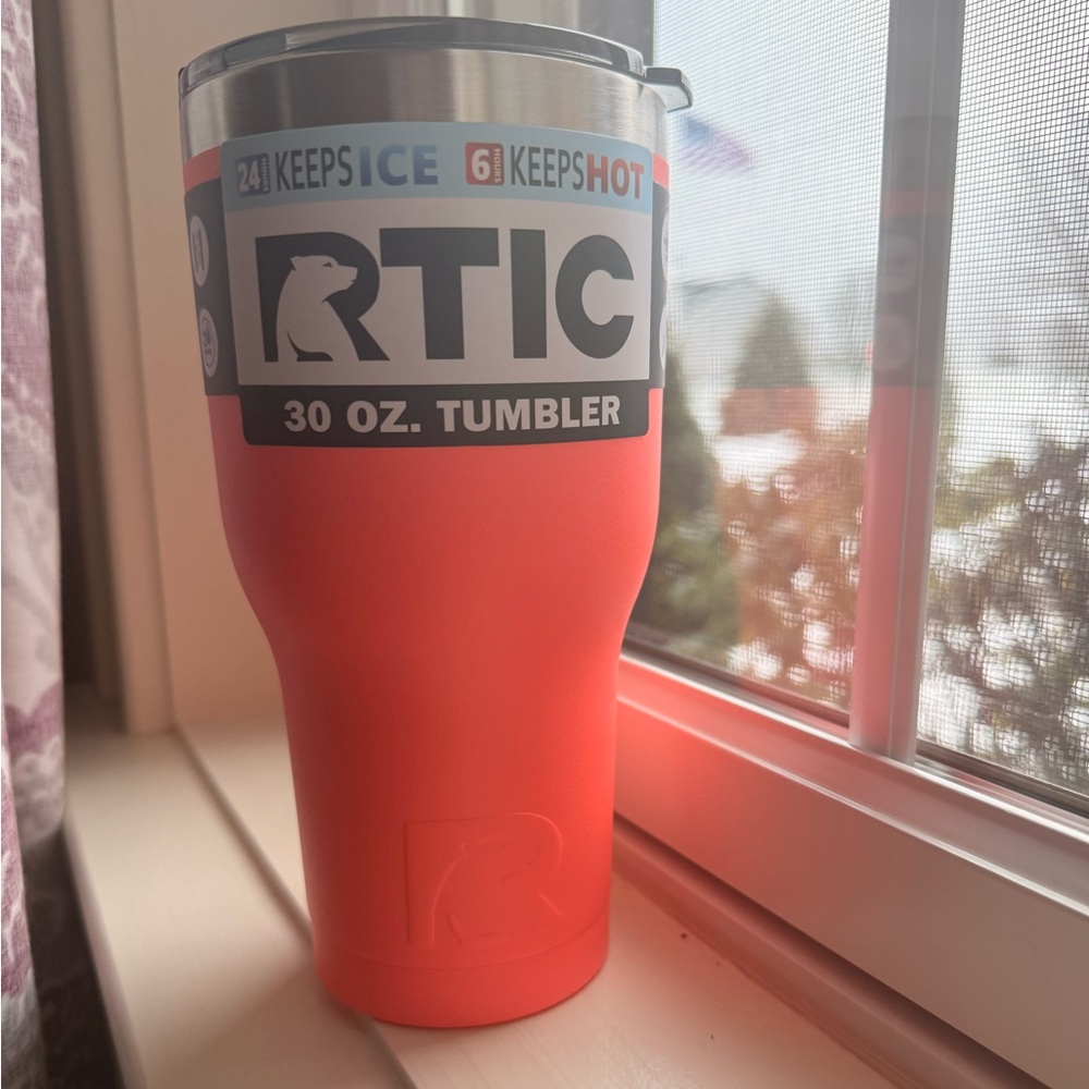 BRAND NEW NEVER USED RTIC 30 oz Tumbler in Coral